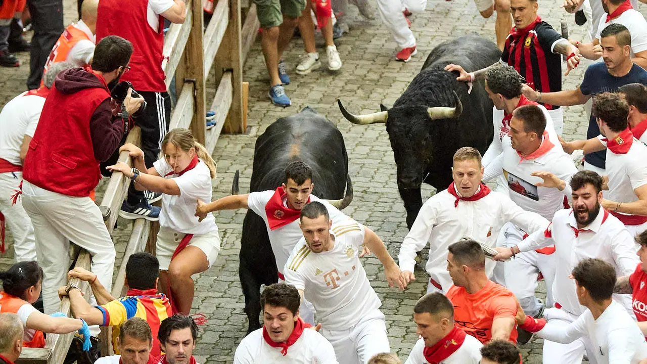 Primer encierro de San Fermín 2025 con toros de Fuente Ymbro en el tramo de Telefónica y el callejón de entrada a la plaza. IÑIGO ALZUGARAY