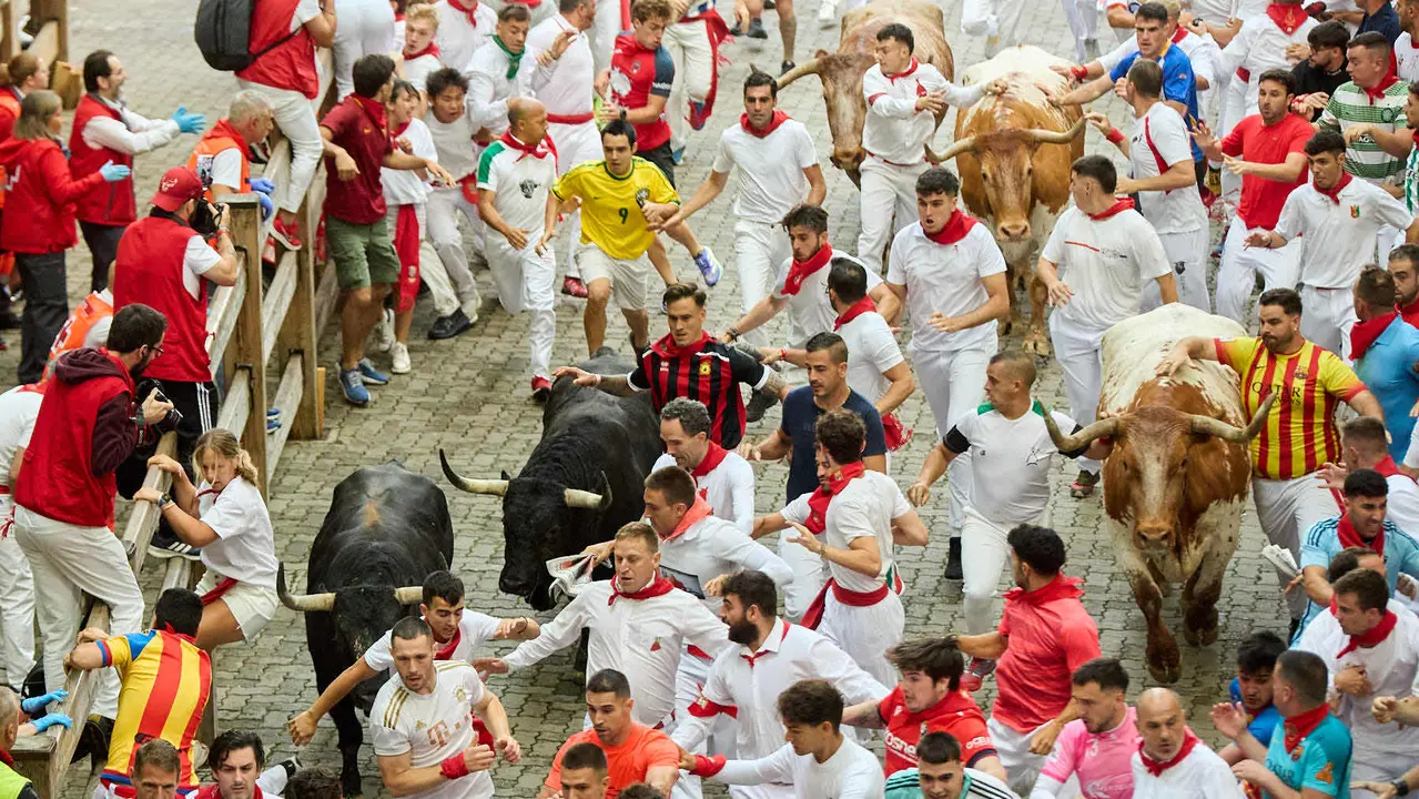 Primer encierro de San Fermín 2025 con toros de Fuente Ymbro en el tramo de Telefónica y el callejón de entrada a la plaza. IÑIGO ALZUGARAY