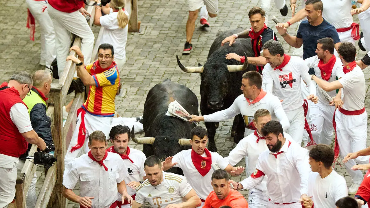 Primer encierro de San Fermín 2025 con toros de Fuente Ymbro en el tramo de Telefónica y el callejón de entrada a la plaza. IÑIGO ALZUGARAY