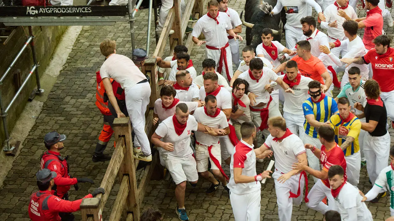 Primer encierro de San Fermín 2025 con toros de Fuente Ymbro en el tramo de Telefónica y el callejón de entrada a la plaza. IÑIGO ALZUGARAY