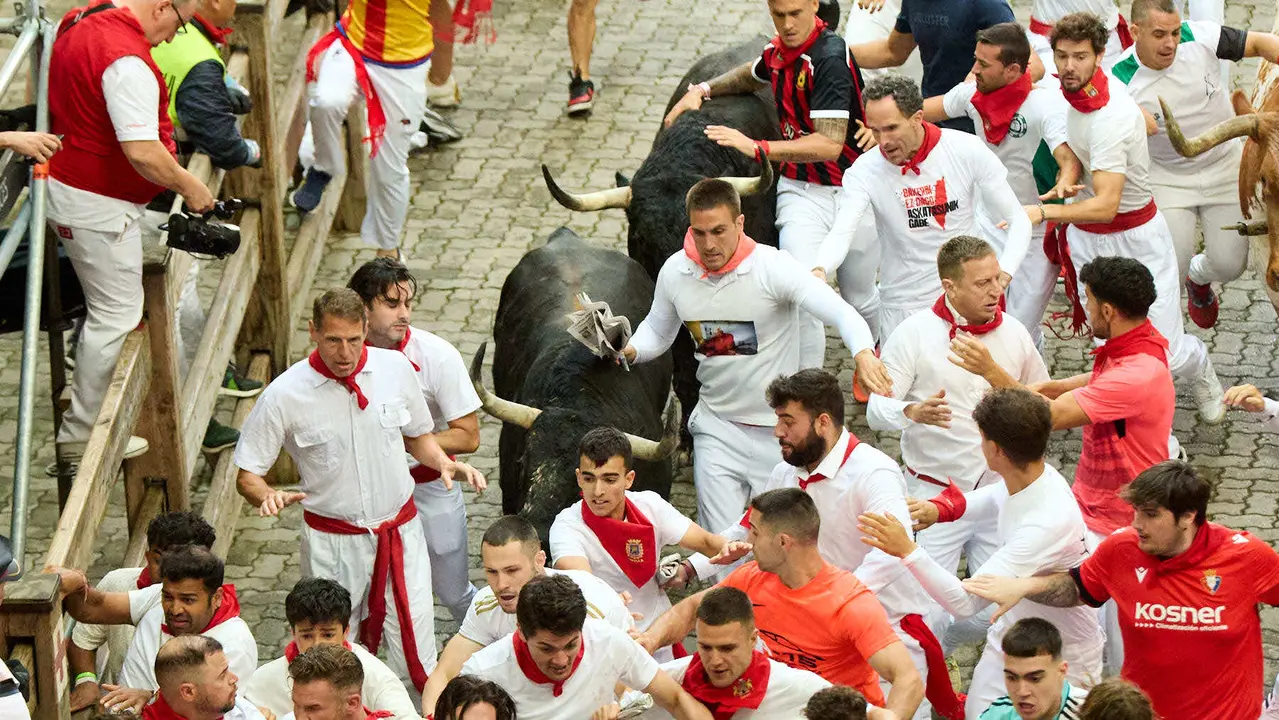 Primer encierro de San Fermín 2025 con toros de Fuente Ymbro en el tramo de Telefónica y el callejón de entrada a la plaza. IÑIGO ALZUGARAY