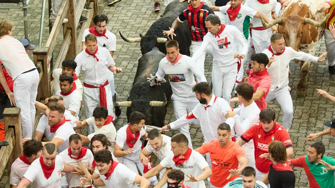 Primer encierro de San Fermín 2025 con toros de Fuente Ymbro en el tramo de Telefónica y el callejón de entrada a la plaza. IÑIGO ALZUGARAY