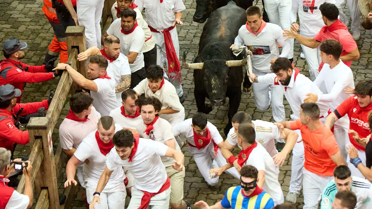 Primer encierro de San Fermín 2025 con toros de Fuente Ymbro en el tramo de Telefónica y el callejón de entrada a la plaza. IÑIGO ALZUGARAY