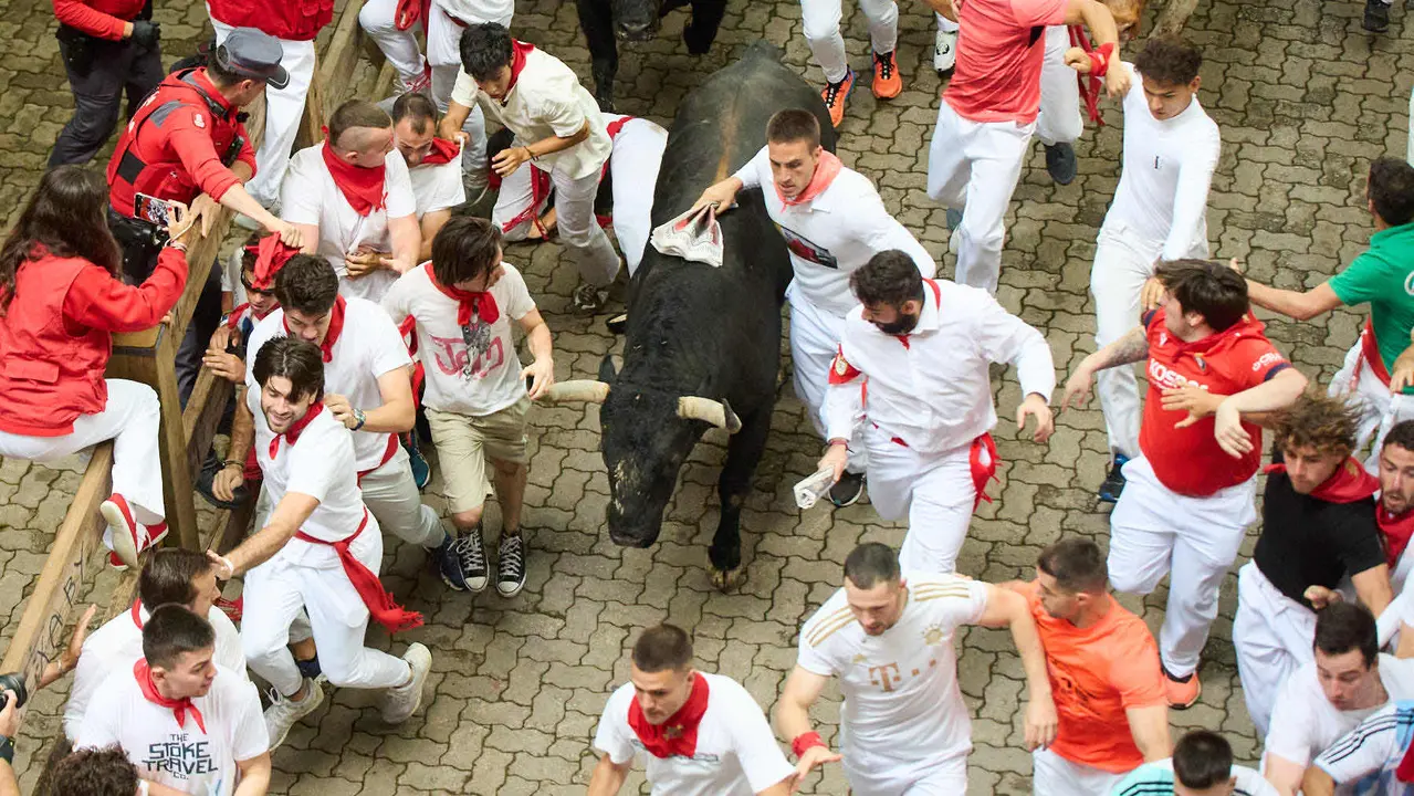 Primer encierro de San Fermín 2025 con toros de Fuente Ymbro en el tramo de Telefónica y el callejón de entrada a la plaza. IÑIGO ALZUGARAY