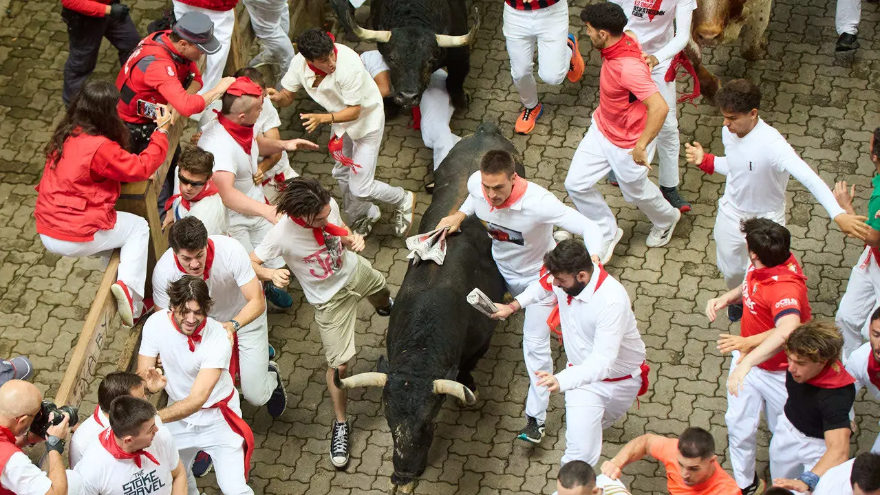Primer encierro de San Fermín 2025 con toros de Fuente Ymbro en el tramo de Telefónica y el callejón de entrada a la plaza. IÑIGO ALZUGARAY