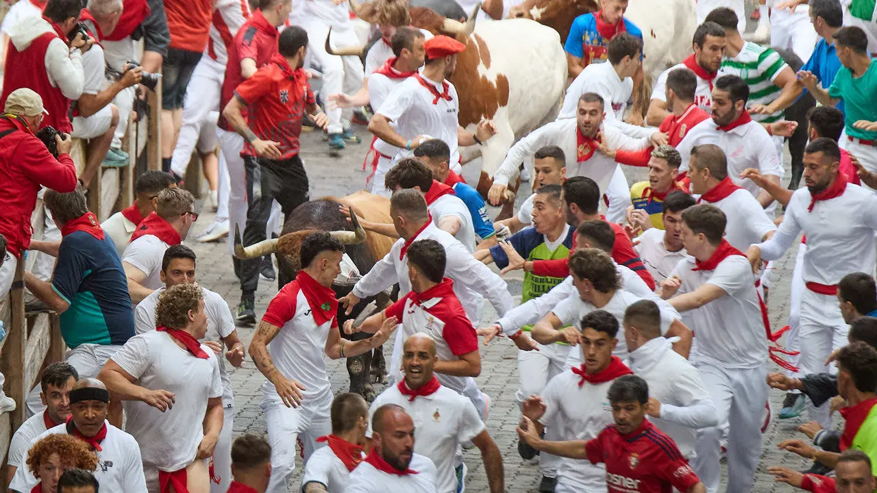 Primer encierro de San Fermín 2025 con toros de Fuente Ymbro en el tramo de Telefónica y el callejón de entrada a la plaza. IÑIGO ALZUGARAY