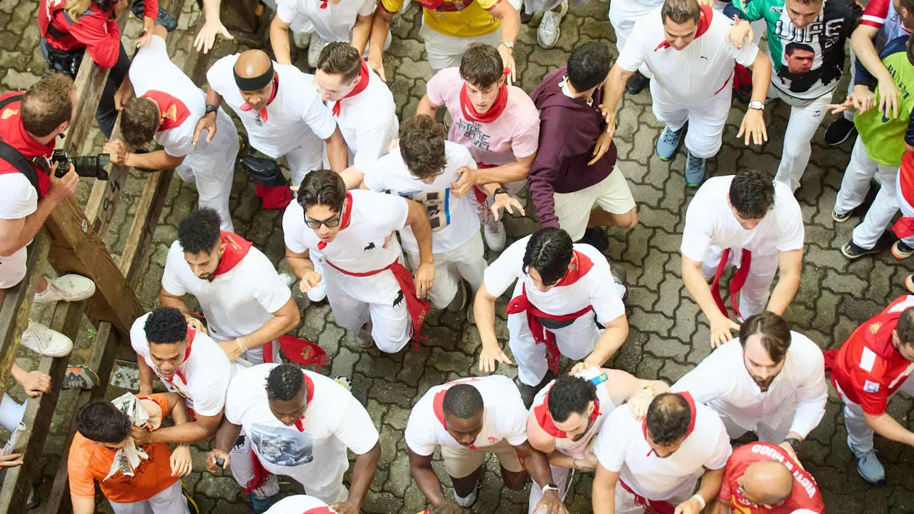 Primer encierro de San Fermín 2025 con toros de Fuente Ymbro en el tramo de Telefónica y el callejón de entrada a la plaza. IÑIGO ALZUGARAY