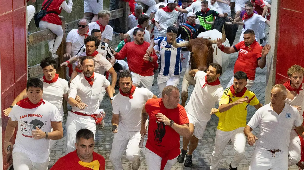 Primer encierro de San Fermín 2019 con toros de Fuente Ymbro en callejón plaza. Maite H. Mateo-01