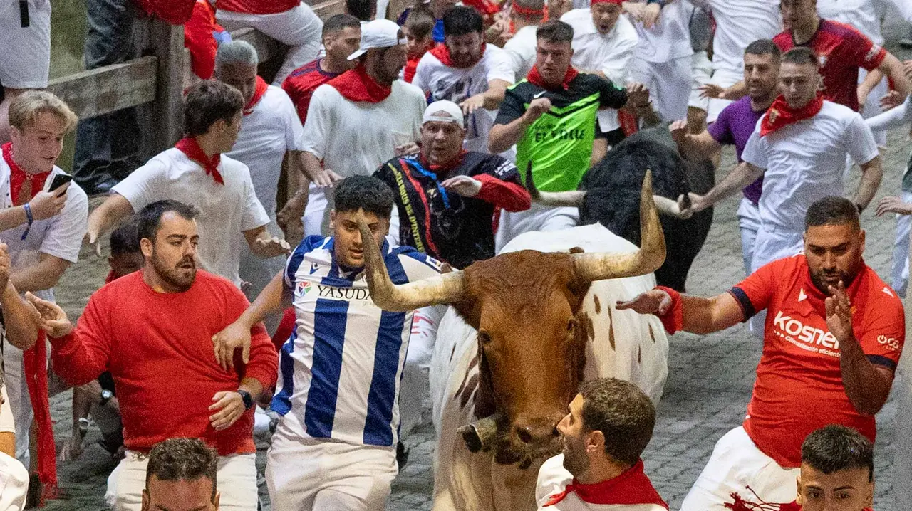 Primer encierro de San Fermín 2019 con toros de Fuente Ymbro en callejón plaza. Maite H. Mateo-02