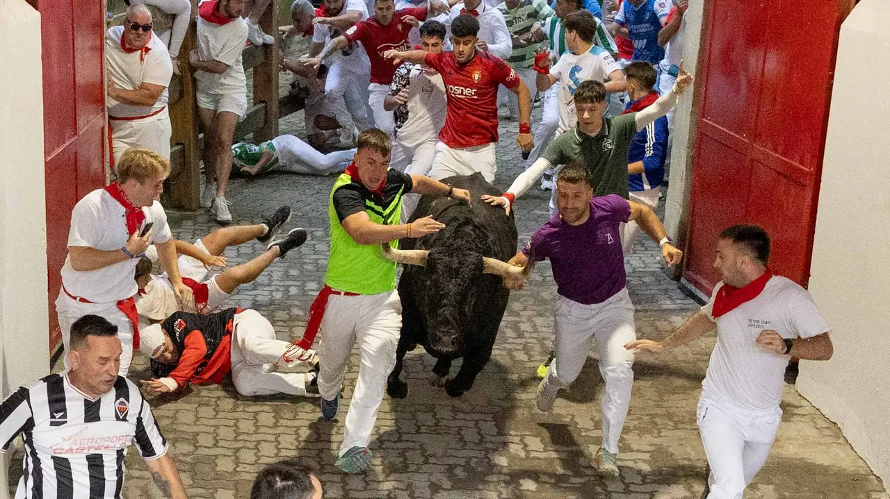 Primer encierro de San Fermín 2019 con toros de Fuente Ymbro en callejón plaza. Maite H. Mateo-03