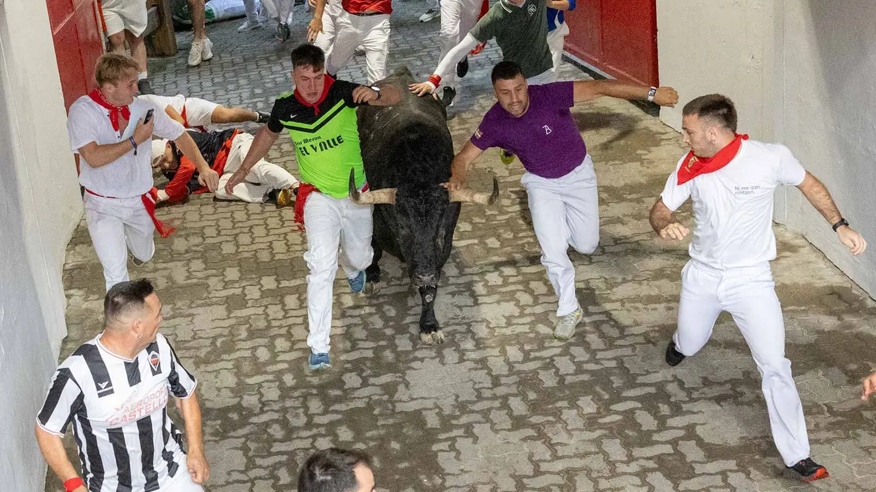Primer encierro de San Fermín 2019 con toros de Fuente Ymbro en callejón plaza. Maite H. Mateo-04