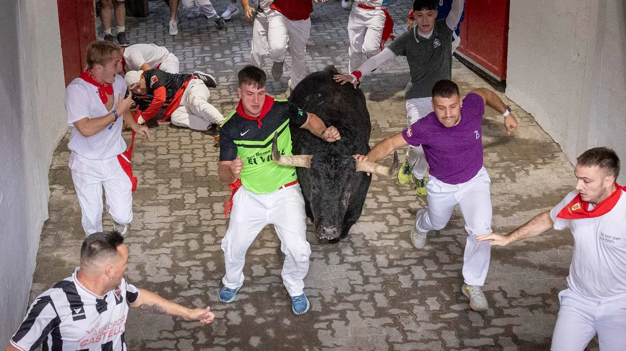 Primer encierro de San Fermín 2019 con toros de Fuente Ymbro en callejón plaza. Maite H. Mateo-05