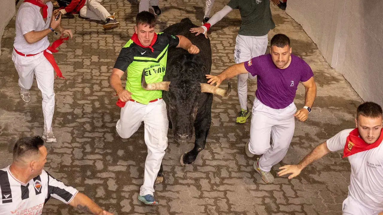 Primer encierro de San Fermín 2019 con toros de Fuente Ymbro en callejón plaza. Maite H. Mateo-06