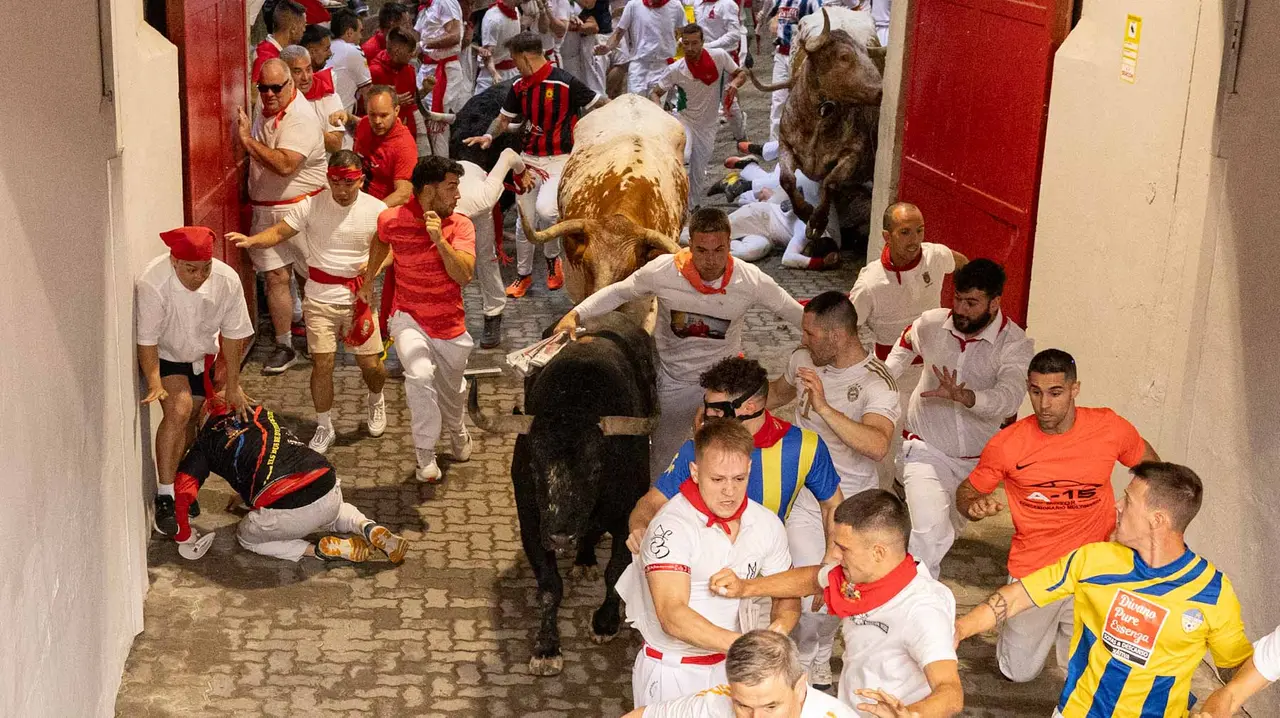 Primer encierro de San Fermín 2019 con toros de Fuente Ymbro en callejón plaza. Maite H. Mateo-09