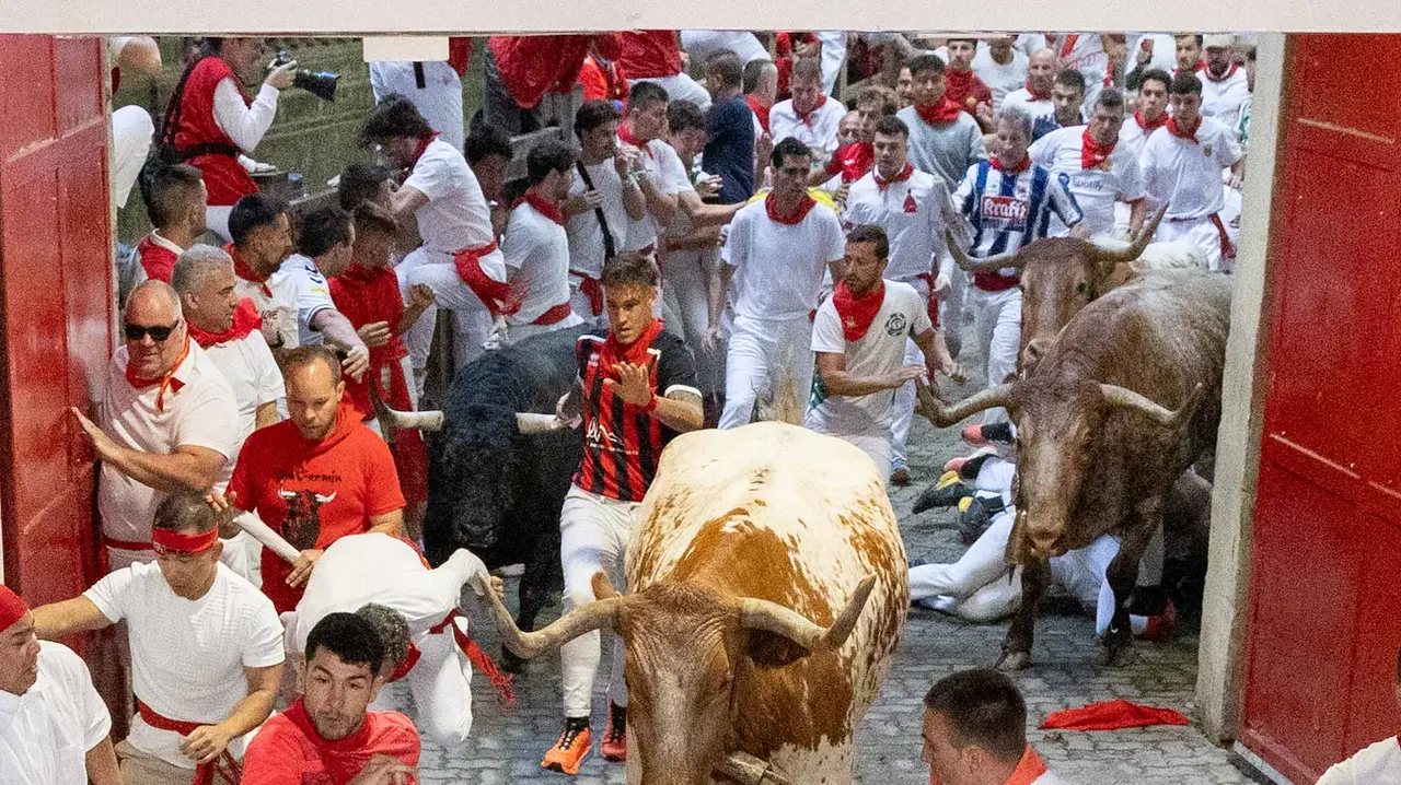 Primer encierro de San Fermín 2019 con toros de Fuente Ymbro en callejón plaza. Maite H. Mateo-10