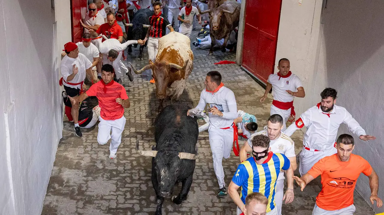 Primer encierro de San Fermín 2019 con toros de Fuente Ymbro en callejón plaza. Maite H. Mateo-11