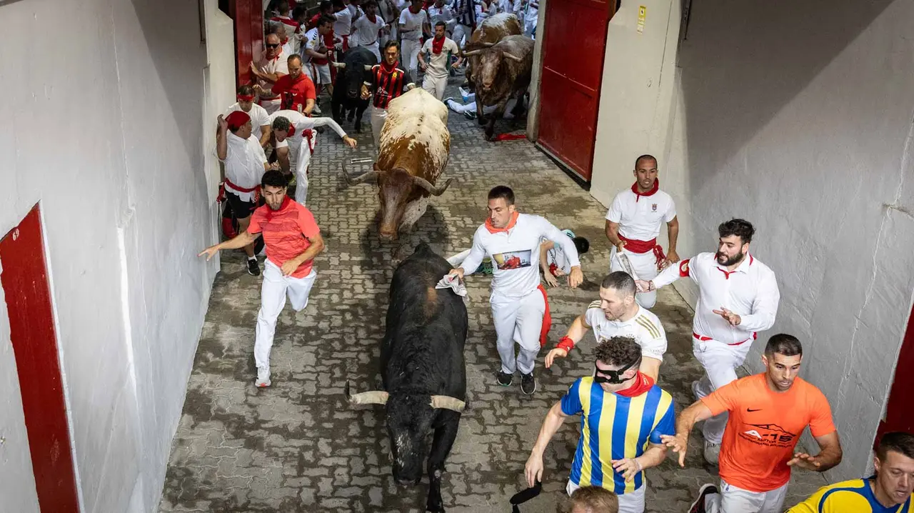 Primer encierro de San Fermín 2019 con toros de Fuente Ymbro en callejón plaza. Maite H. Mateo-12