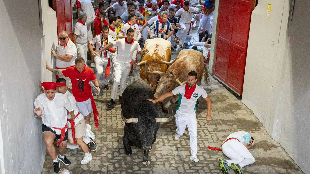 Primer encierro de San Fermín 2019 con toros de Fuente Ymbro en callejón plaza. Maite H. Mateo-15