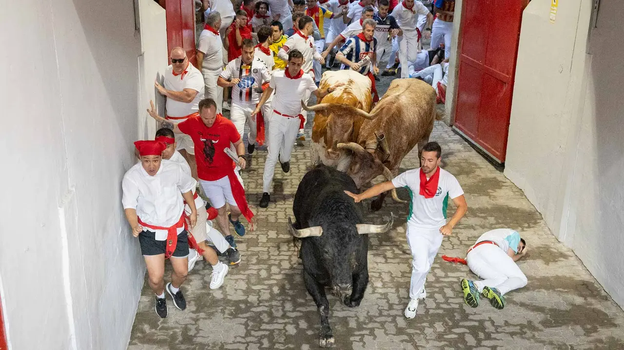 Primer encierro de San Fermín 2019 con toros de Fuente Ymbro en callejón plaza. Maite H. Mateo-16