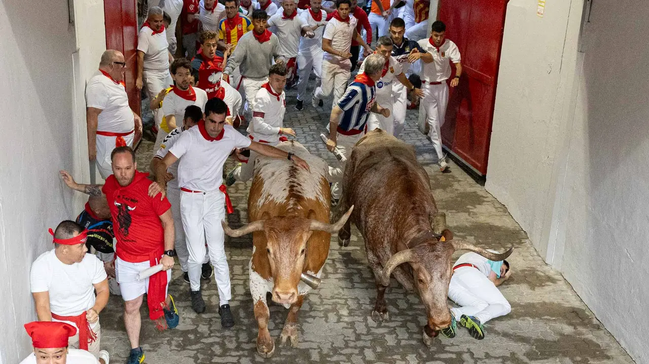 Primer encierro de San Fermín 2019 con toros de Fuente Ymbro en callejón plaza. Maite H. Mateo-21