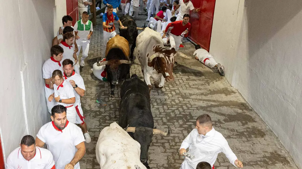 Primer encierro de San Fermín 2019 con toros de Fuente Ymbro en callejón plaza. Maite H. Mateo-25