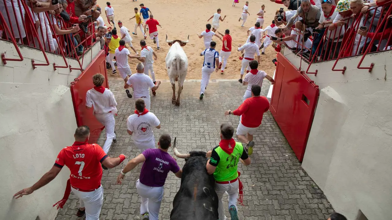 Primer encierro de San Fermín 2019 con toros de Fuente Ymbro en callejón plaza. Maite H. Mateo-01