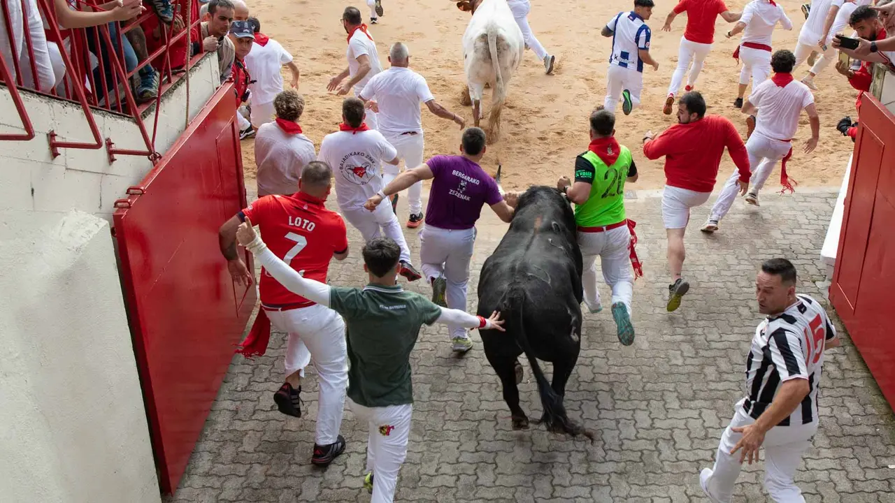 Primer encierro de San Fermín 2019 con toros de Fuente Ymbro en callejón plaza. Maite H. Mateo-02