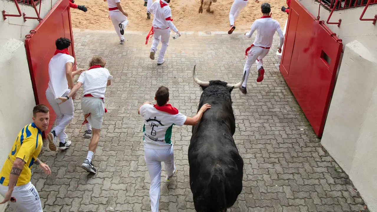 Primer encierro de San Fermín 2019 con toros de Fuente Ymbro en callejón plaza. Maite H. Mateo-06