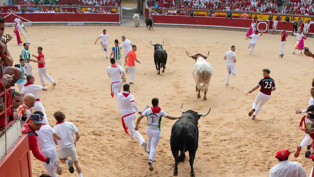 Primer encierro de San Fermín 2019 con toros de Fuente Ymbro en callejón plaza. Maite H. Mateo-07
