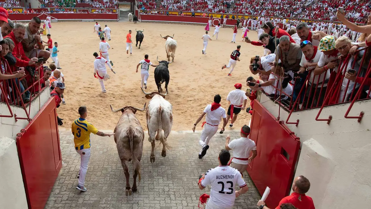 Primer encierro de San Fermín 2019 con toros de Fuente Ymbro en callejón plaza. Maite H. Mateo-08