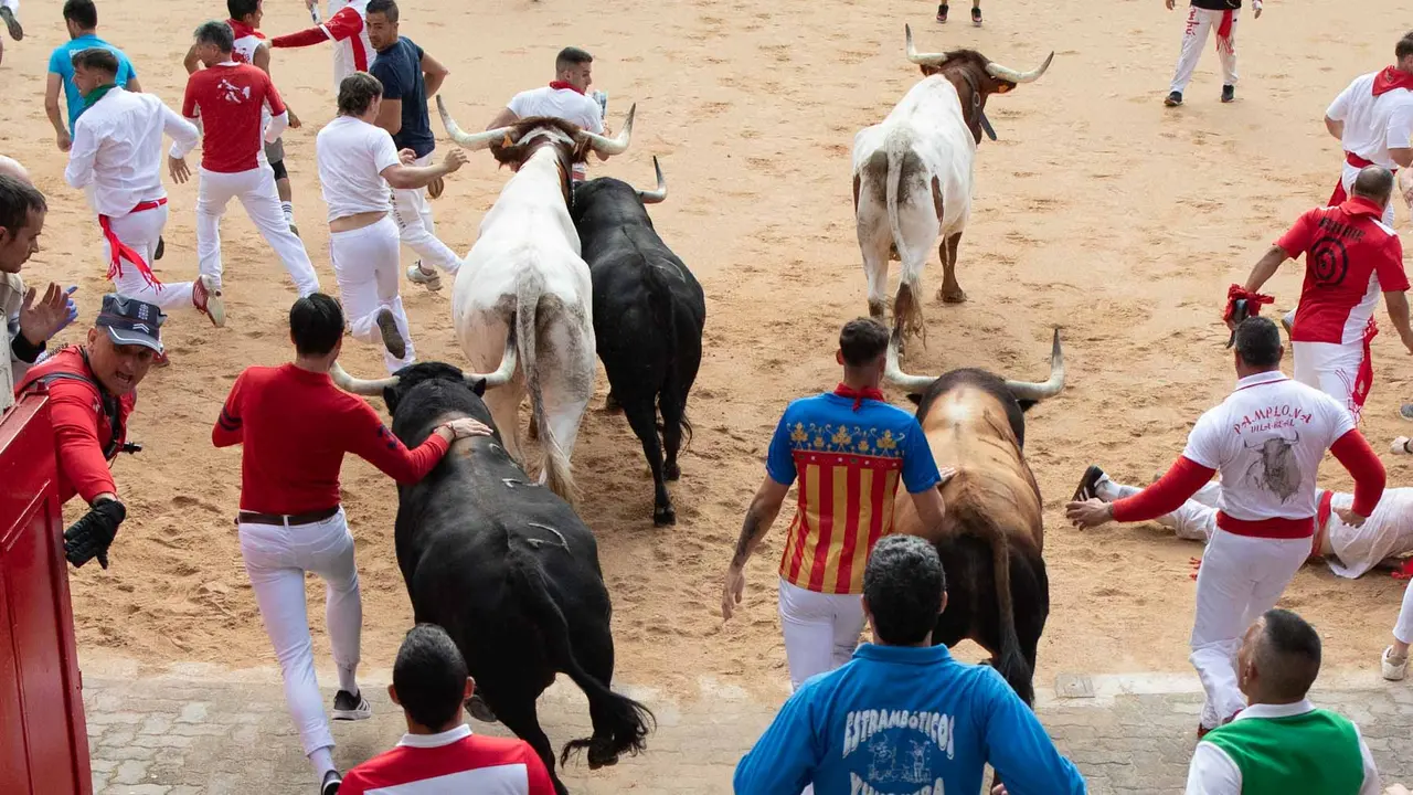 Primer encierro de San Fermín 2019 con toros de Fuente Ymbro en callejón plaza. Maite H. Mateo-14