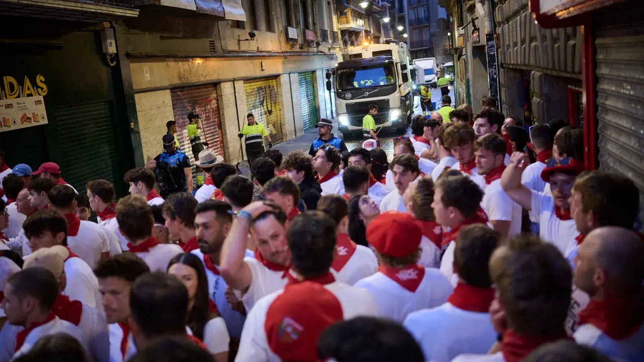 Ambiente previo al primer encierro de San Fermín 2025. PABLO LASAOSA