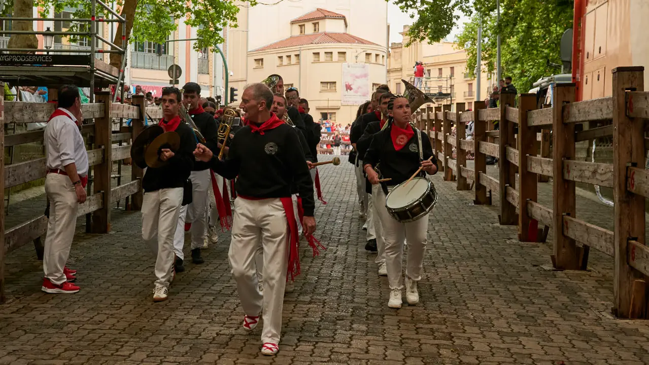 Ambiente en el primer encierro de San Fermín 2025. IRANZU LARRASOAÑA