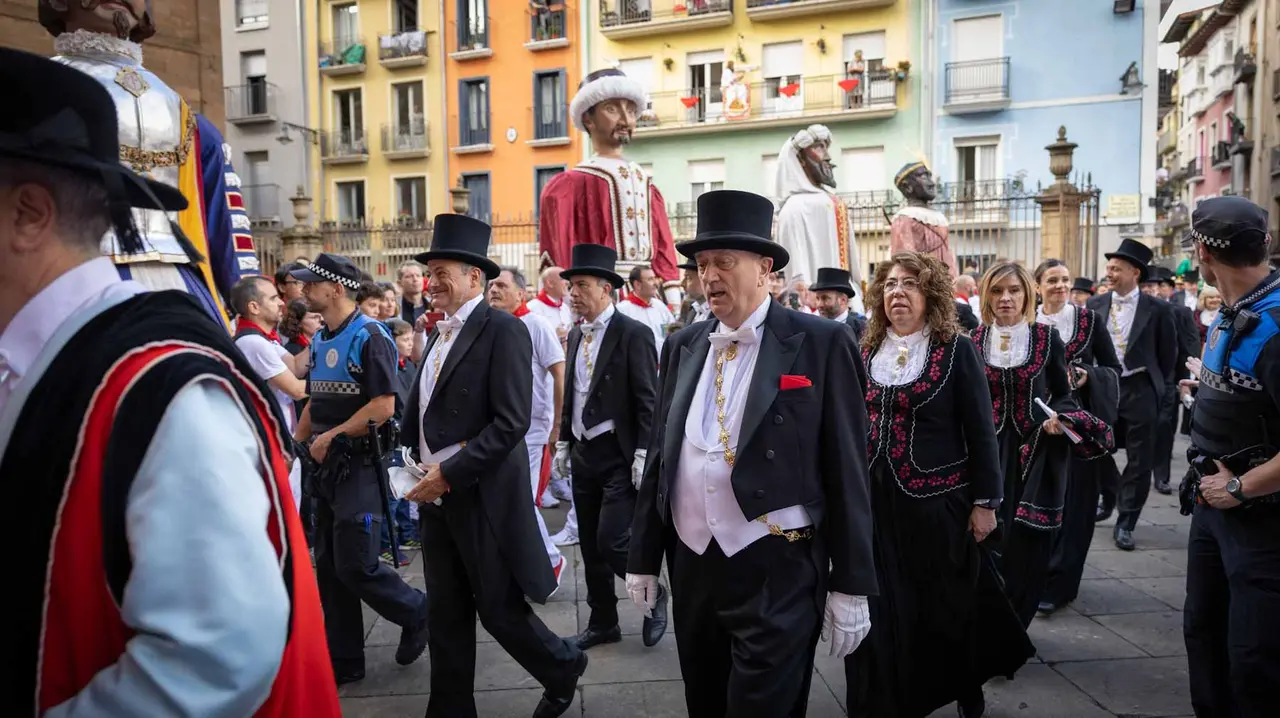 La Corporación municipal recoge al Cabildo en la Catedral antes de la procesión. Maite H. Mateo-04
