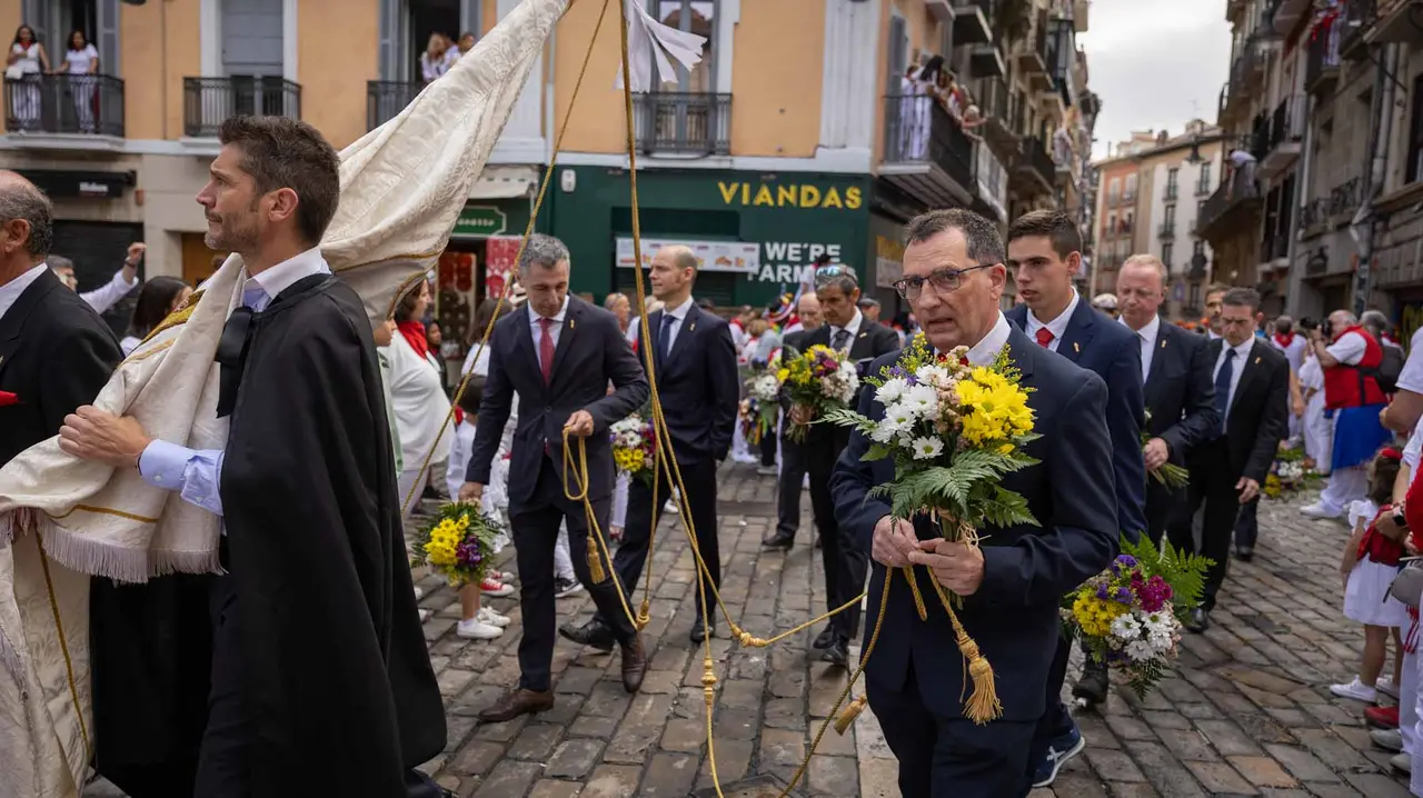 La Corporación municipal recoge al Cabildo en la Catedral antes de la procesión. Maite H. Mateo-14