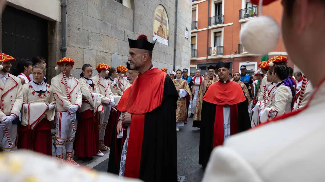 La Corporación municipal recoge al Cabildo en la Catedral antes de la procesión. Maite H. Mateo-25