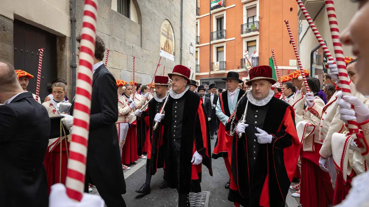 La Corporación municipal recoge al Cabildo en la Catedral antes de la procesión. Maite H. Mateo-26