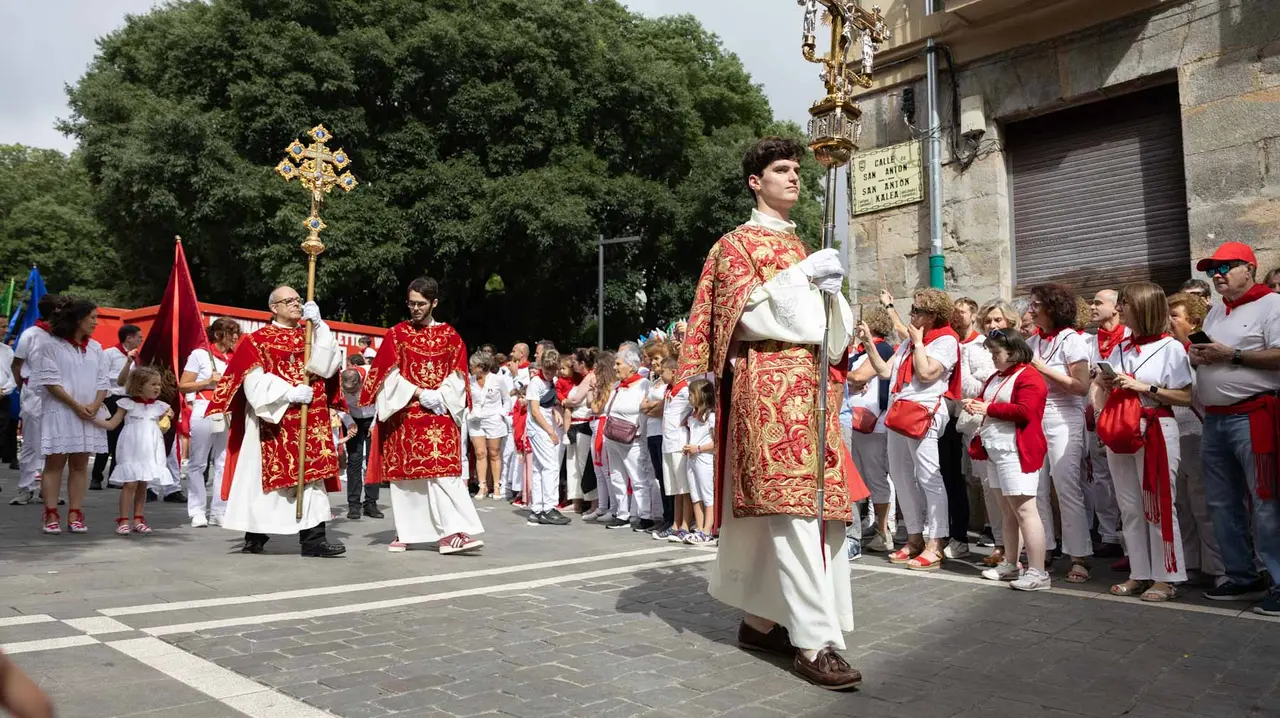 La Corporación municipal recoge al Cabildo en la Catedral antes de la procesión. Maite H. Mateo-31