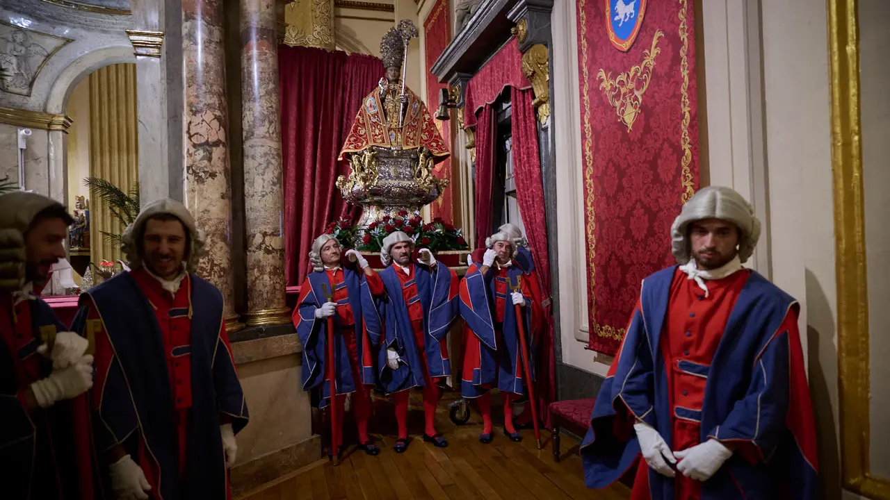 Miles de personas arropan a San Fermín en su grande de las fiestas de 2025. PABLO LASAOSA