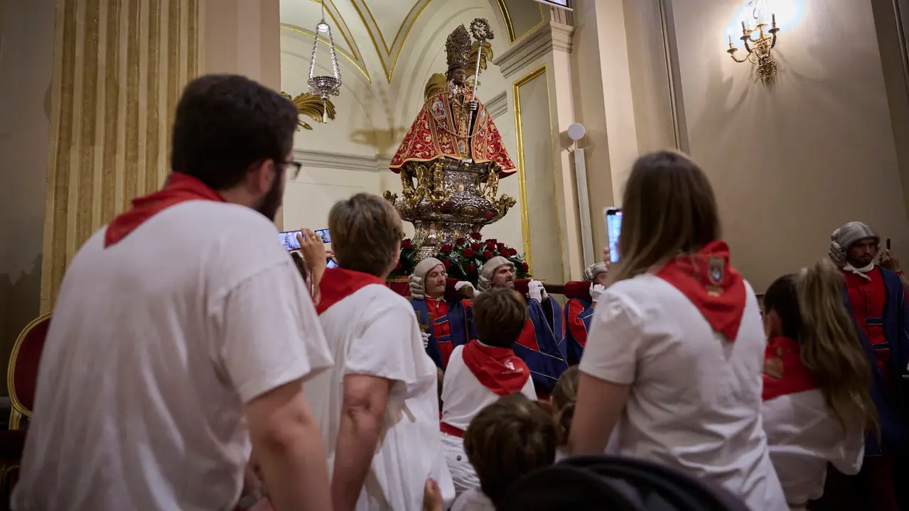 Miles de personas arropan a San Fermín en su grande de las fiestas de 2025. PABLO LASAOSA