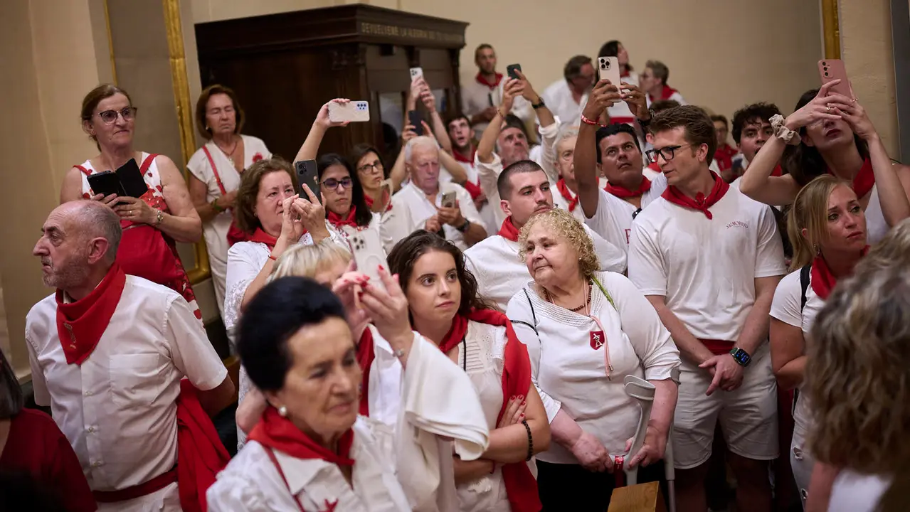 Miles de personas arropan a San Fermín en su grande de las fiestas de 2025. PABLO LASAOSA