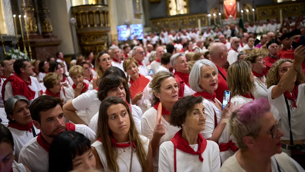 Miles de personas arropan a San Fermín en su grande de las fiestas de 2025. PABLO LASAOSA