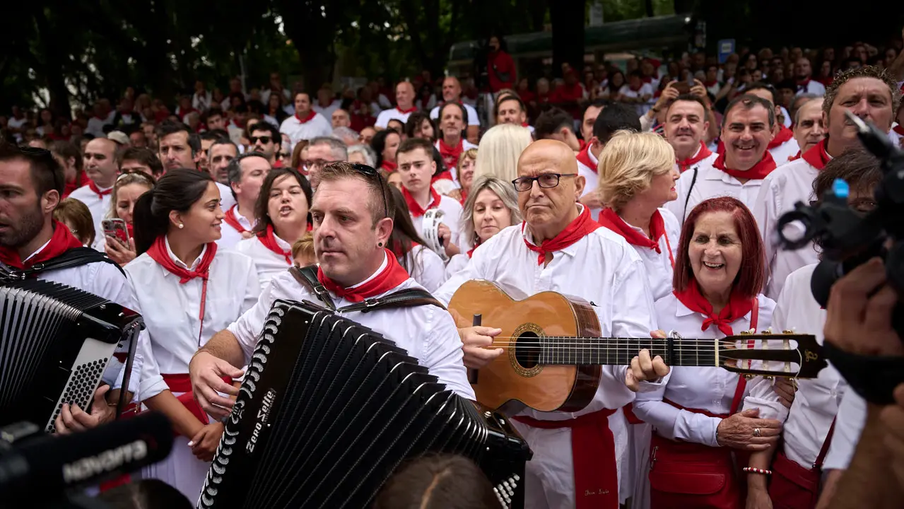 Miles de personas arropan a San Fermín en su grande de las fiestas de 2025. PABLO LASAOSA