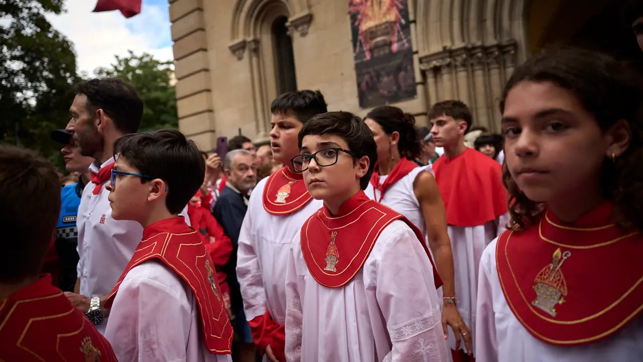 Miles de personas arropan a San Fermín en su grande de las fiestas de 2025. PABLO LASAOSA