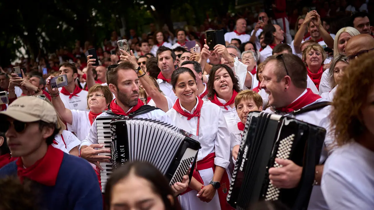 Miles de personas arropan a San Fermín en su grande de las fiestas de 2025. PABLO LASAOSA