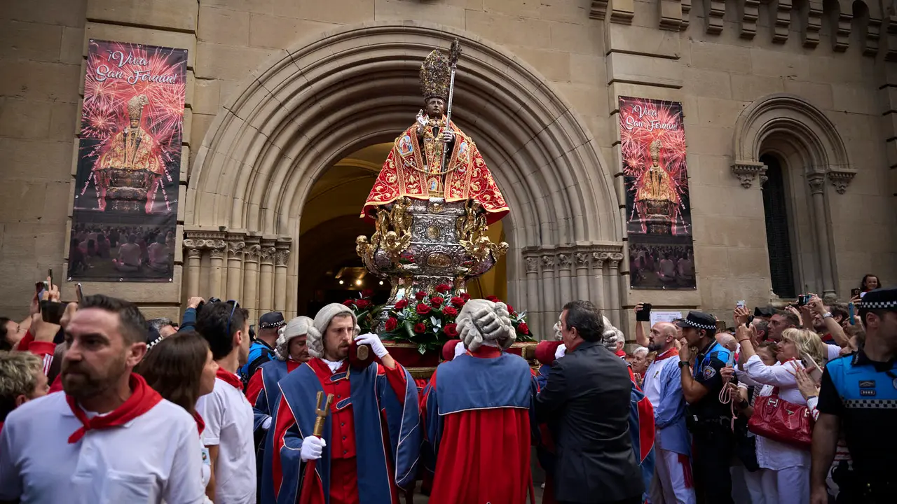 Miles de personas arropan a San Fermín en su grande de las fiestas de 2025. PABLO LASAOSA