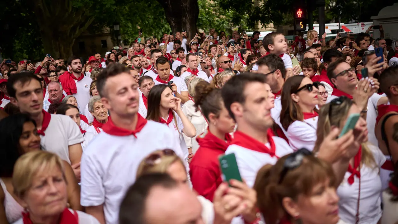Miles de personas arropan a San Fermín en su grande de las fiestas de 2025. PABLO LASAOSA