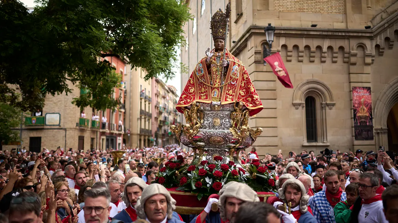 Miles de personas arropan a San Fermín en su grande de las fiestas de 2025. PABLO LASAOSA