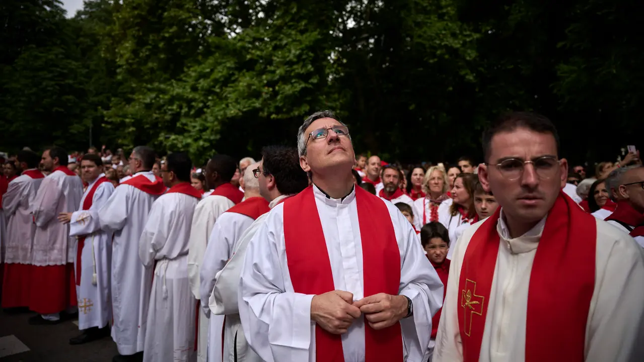 Miles de personas arropan a San Fermín en su grande de las fiestas de 2025. PABLO LASAOSA