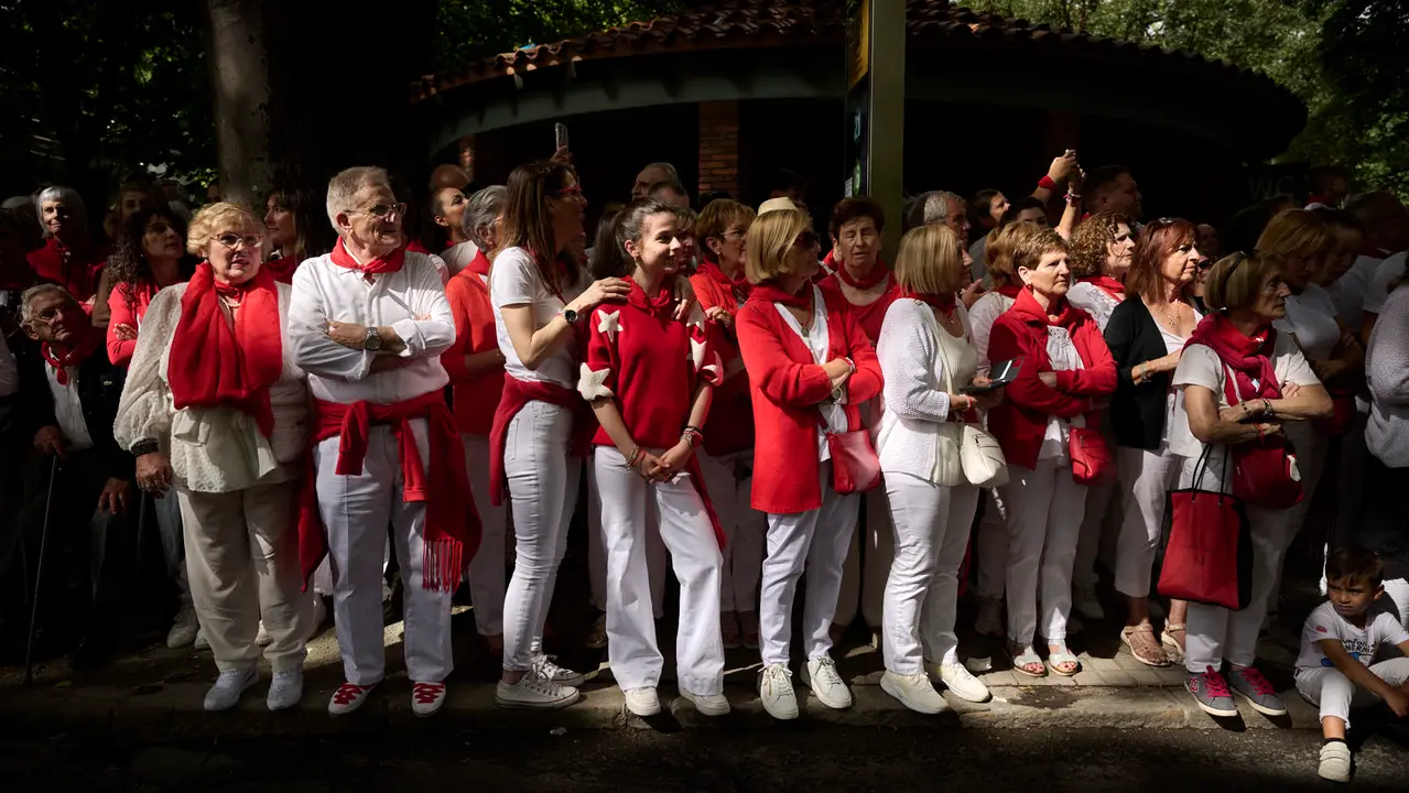 Miles de personas arropan a San Fermín en su grande de las fiestas de 2025. PABLO LASAOSA